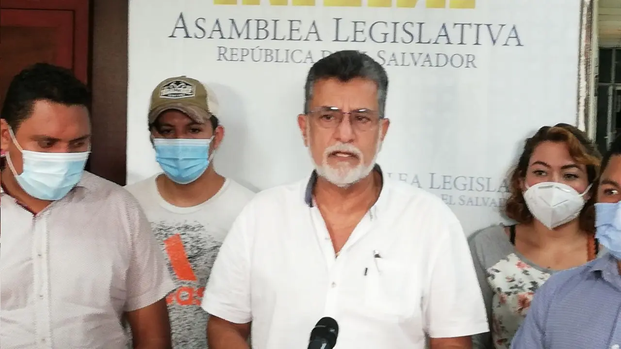 Jorge Schafik H&aacute;ndal con hijos de veteranos