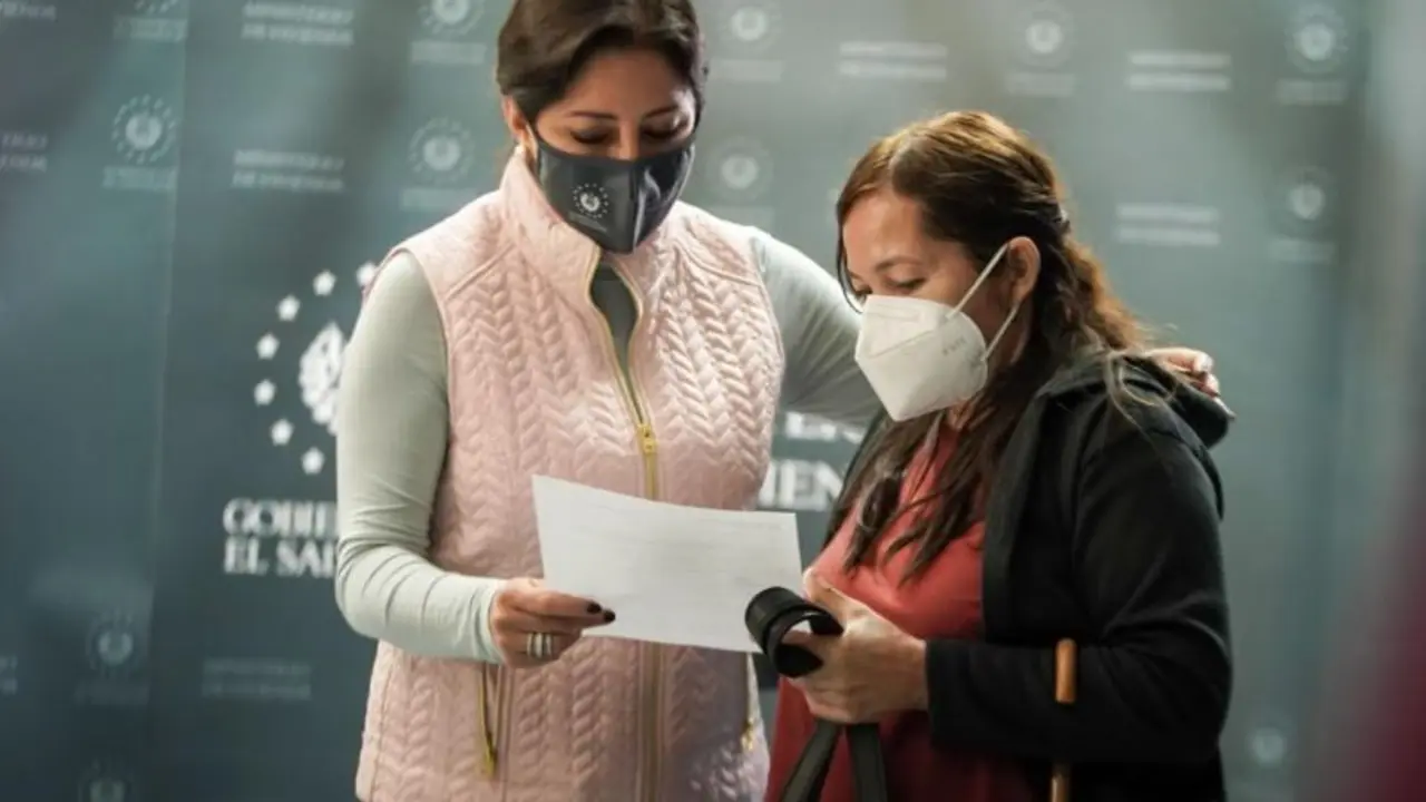 Entregan cheques a familias de la residencial Santa Luc&iacute;a