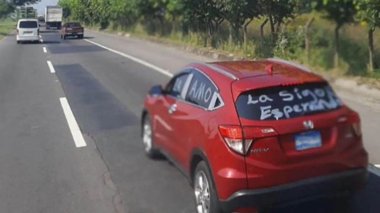 Conductor coloca mensaje a mujer