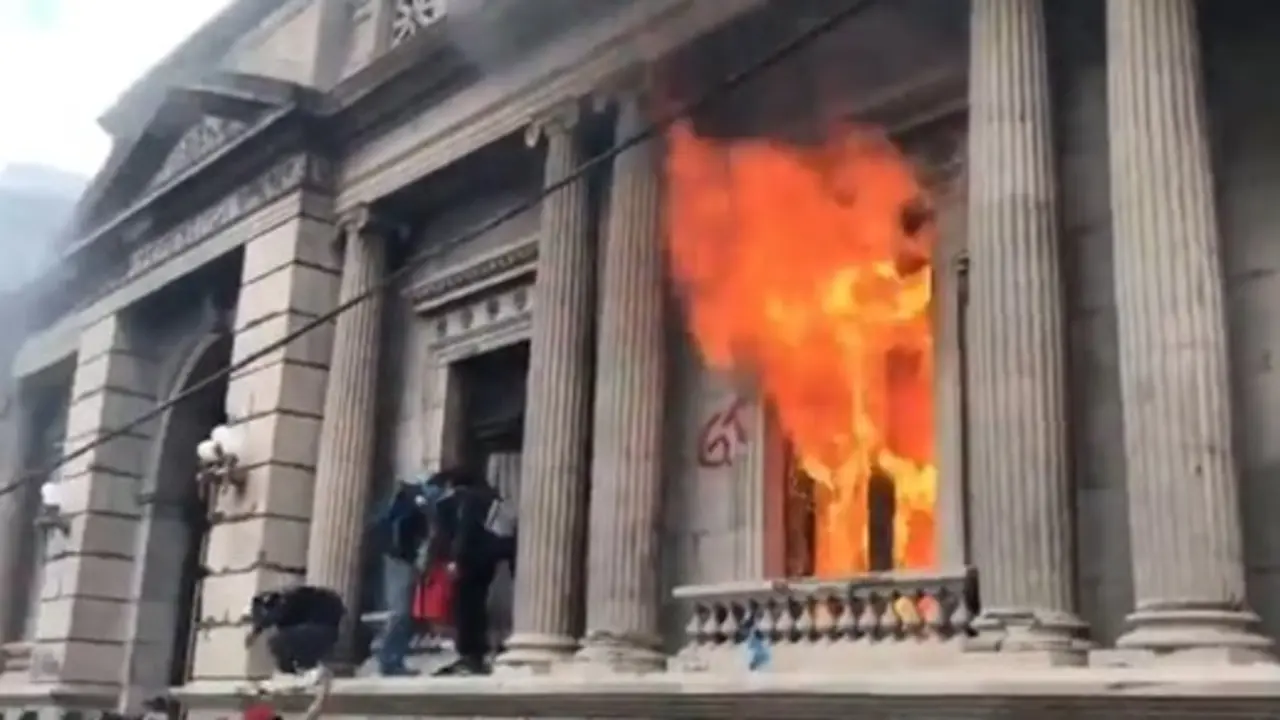 Incendian Congreso de Guatemala