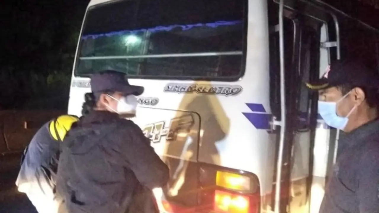 Decomisan placas de microbus pirata