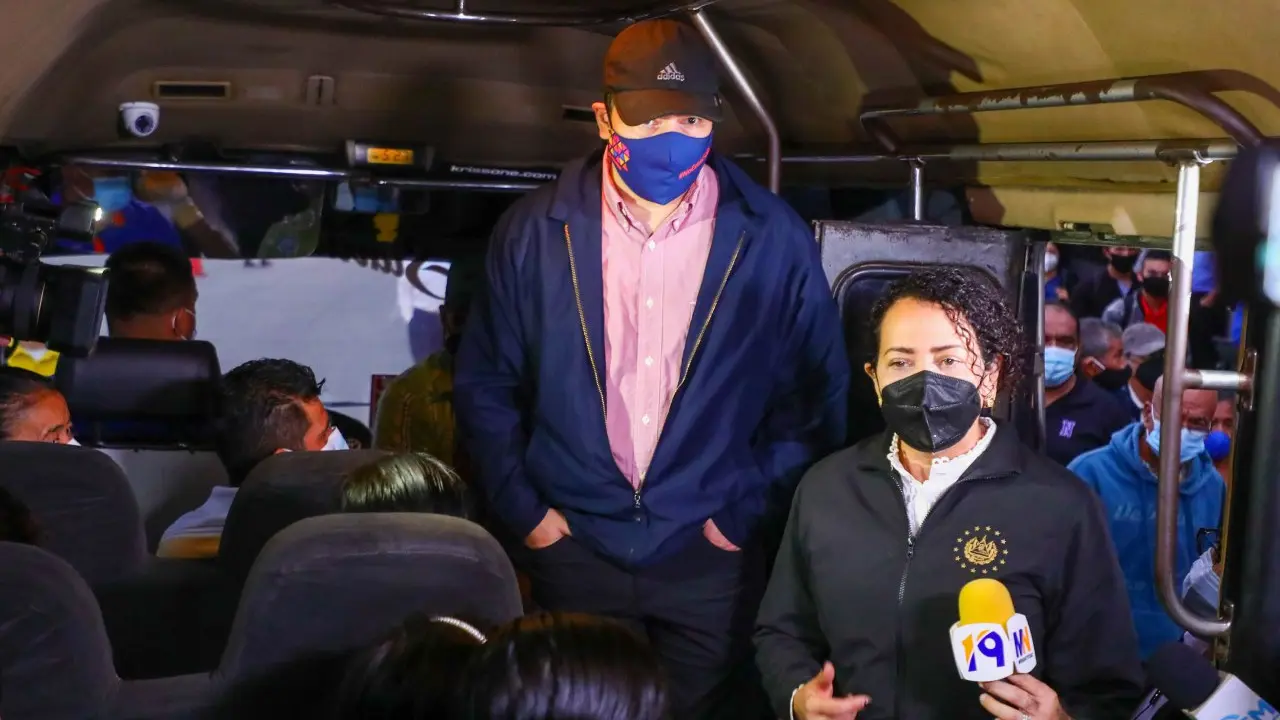 Carolina Recinos en bus