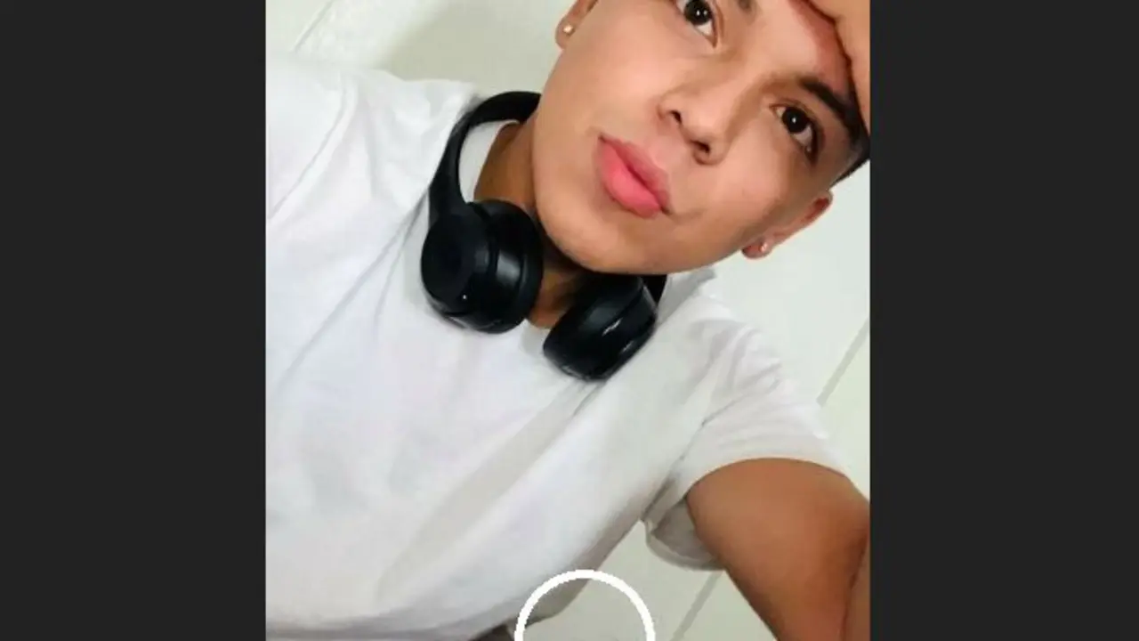 Joven con tatuaje artistico