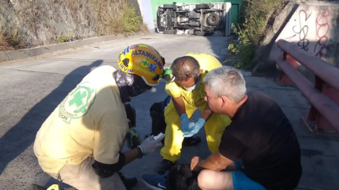 Sobrevive a vuelco de cami&oacute;n