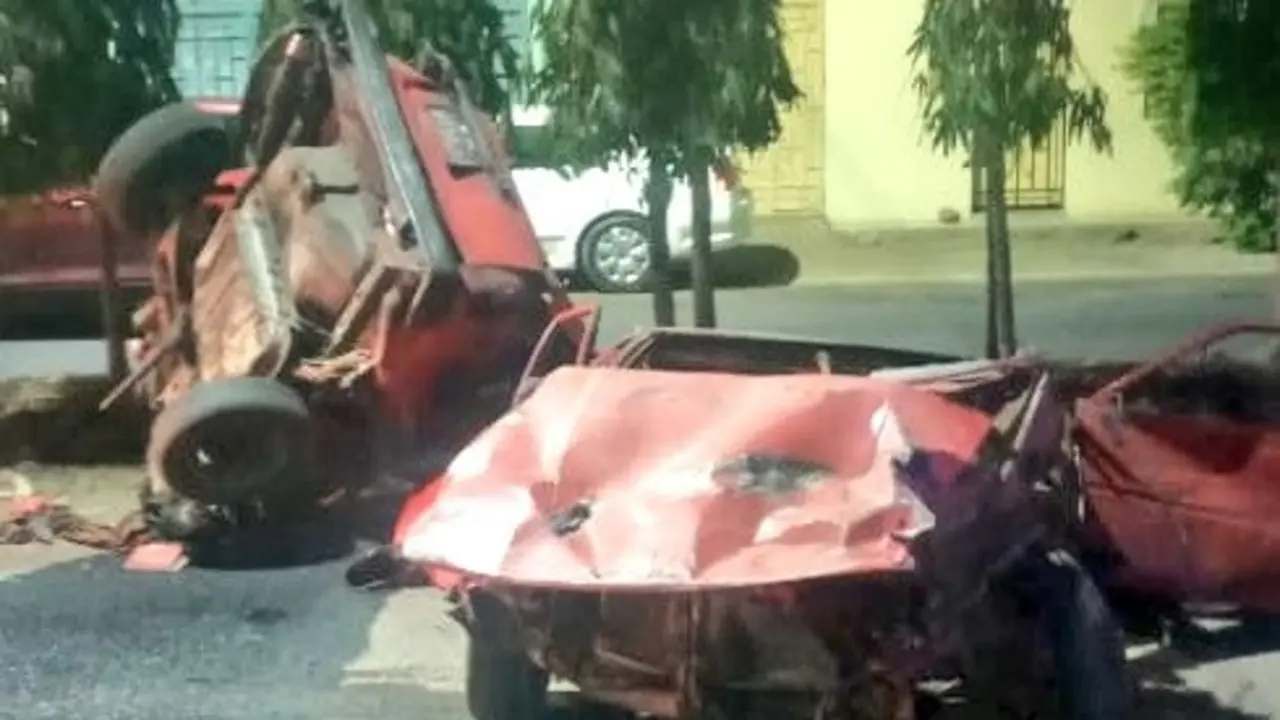 Carro partido por la mitad 1