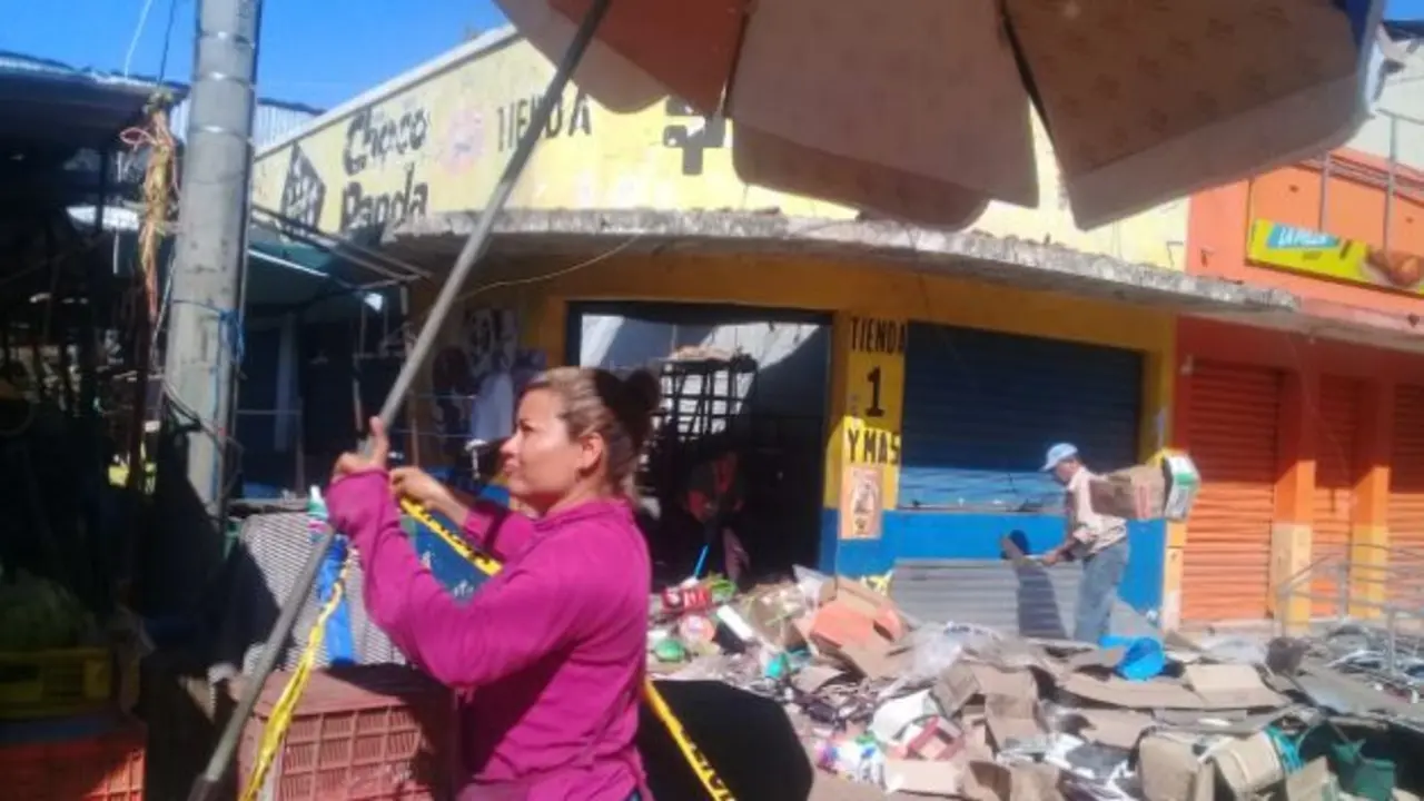 Vendedora cerca de Don Pollo