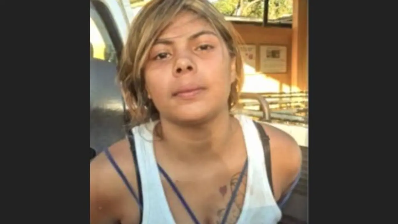 Mujer intentando meter celular