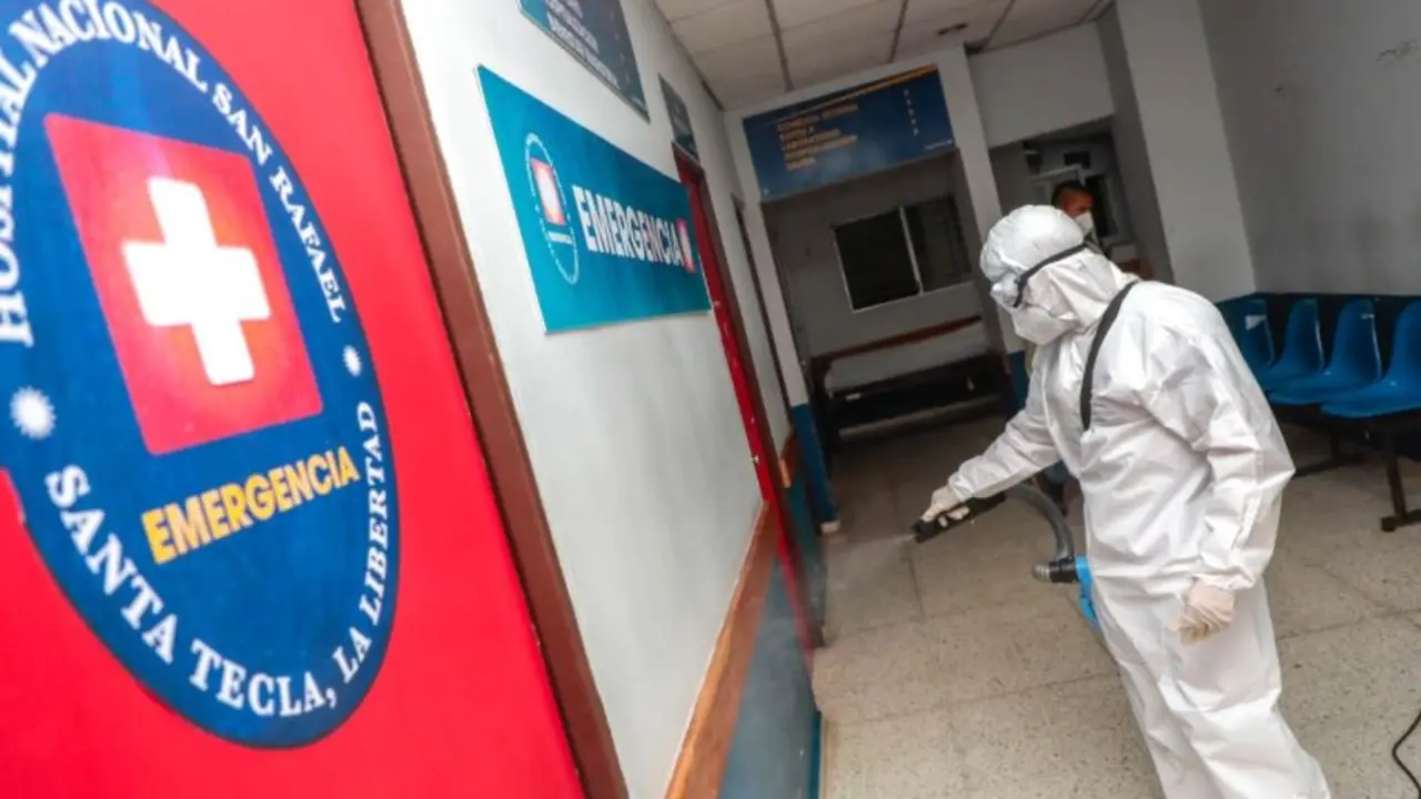 Desinfectan hospitales