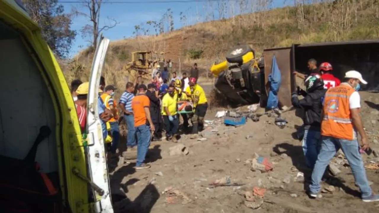 Rescatan a conductor de cami&oacute;n