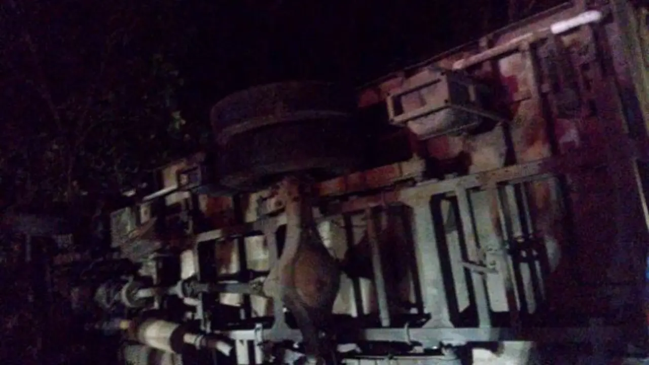 Dos hombres sobreviven a vuelco de cami&oacute;n