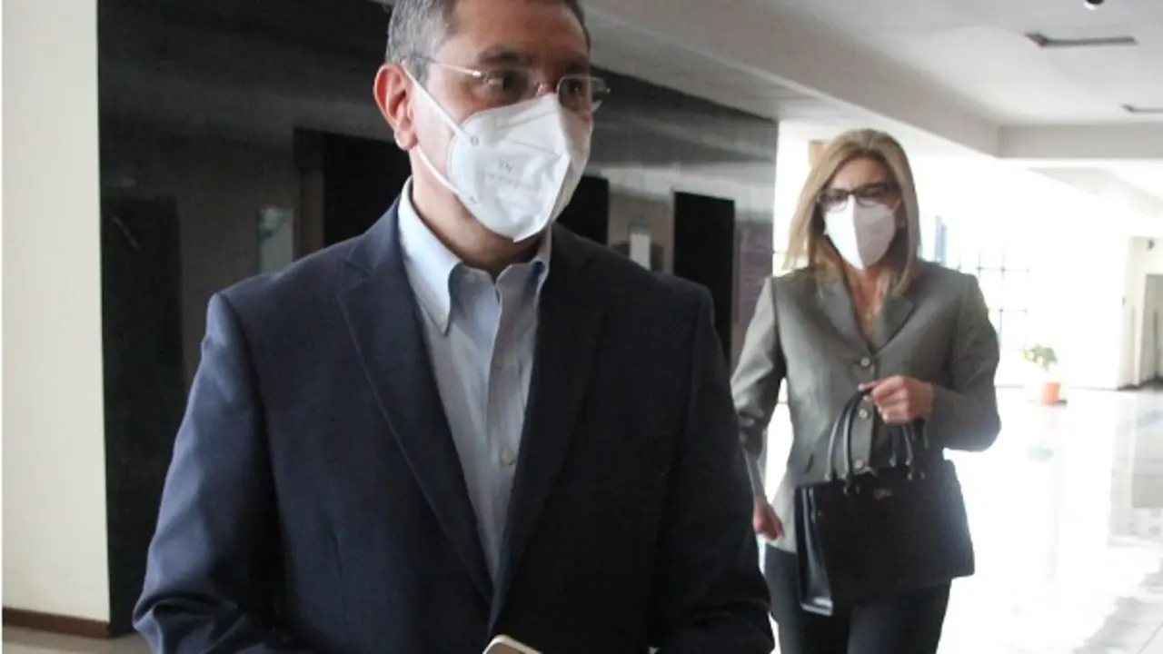 Ren&eacute; Figueroa y esposa