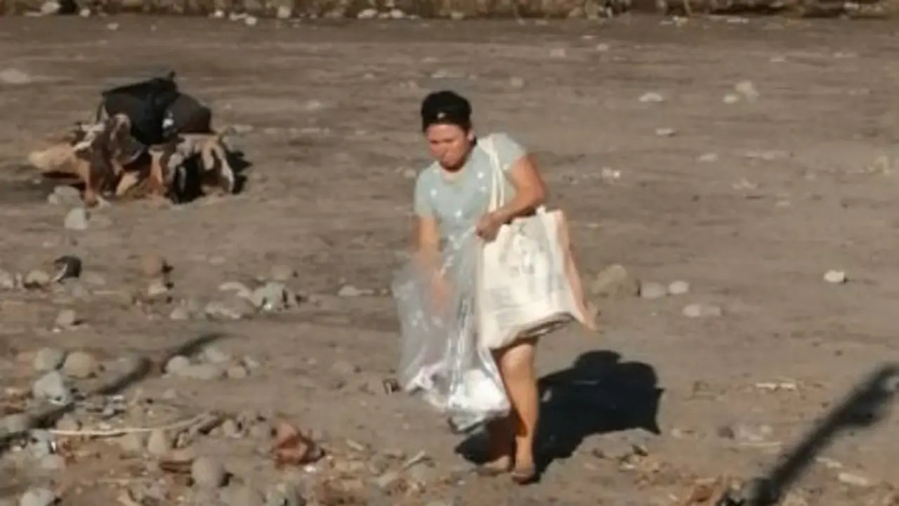 Mujer recogiendo basura