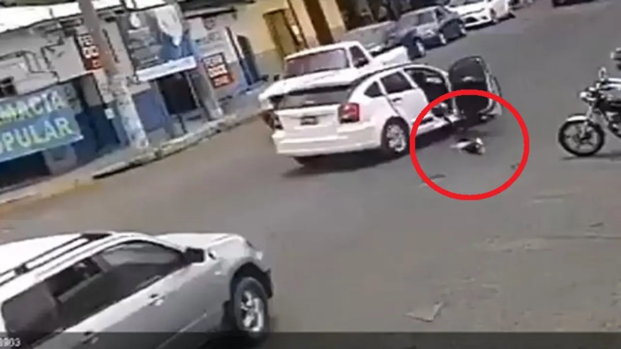 Ni&ntilde;o cae de carro en Santa Ana