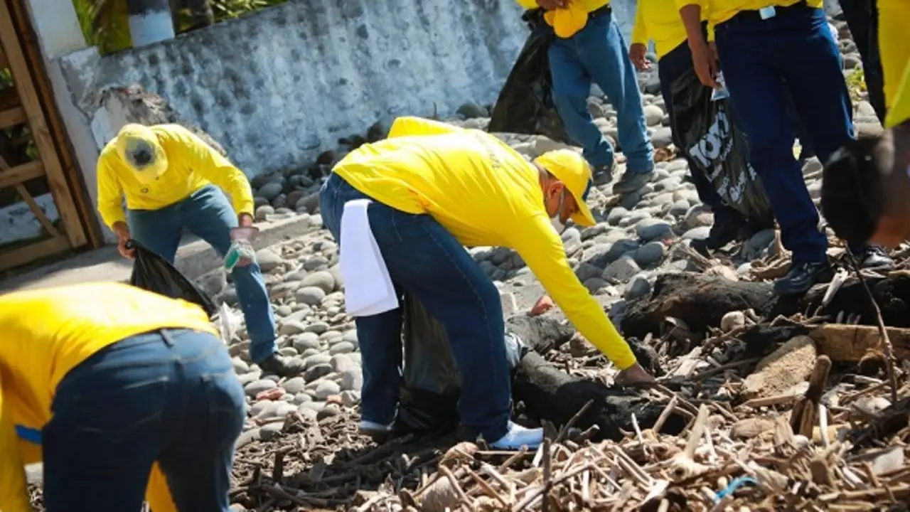 Reos limpiando playas