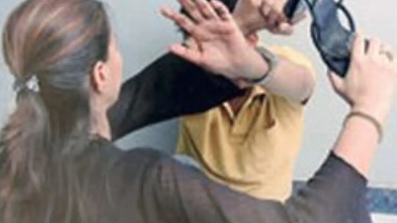 Mujer golpeando a hombre