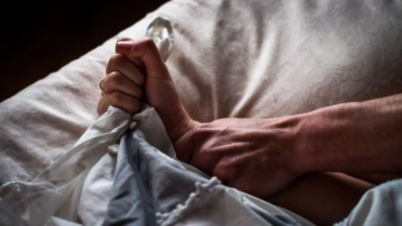 Hombre mayor y mujer joven en motel