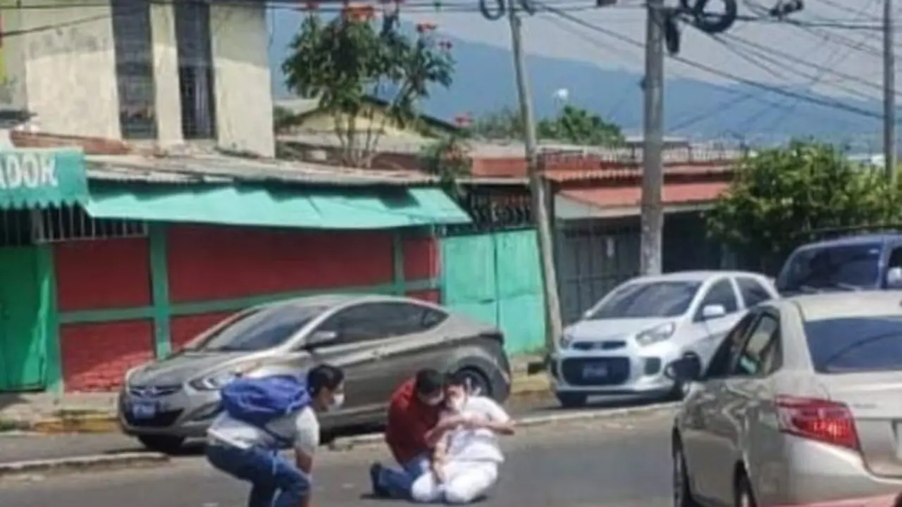 Enfermero cae de la 44