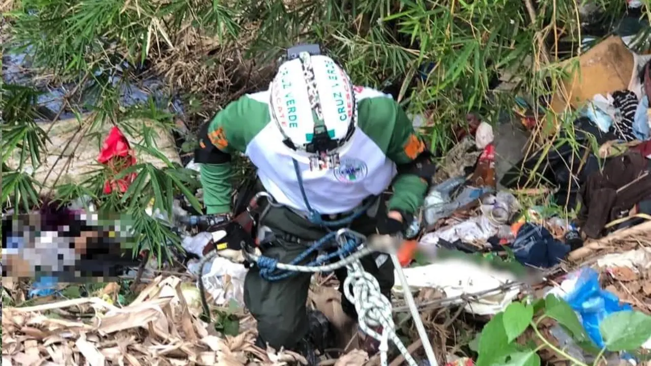 Hombre muere en un barranco
