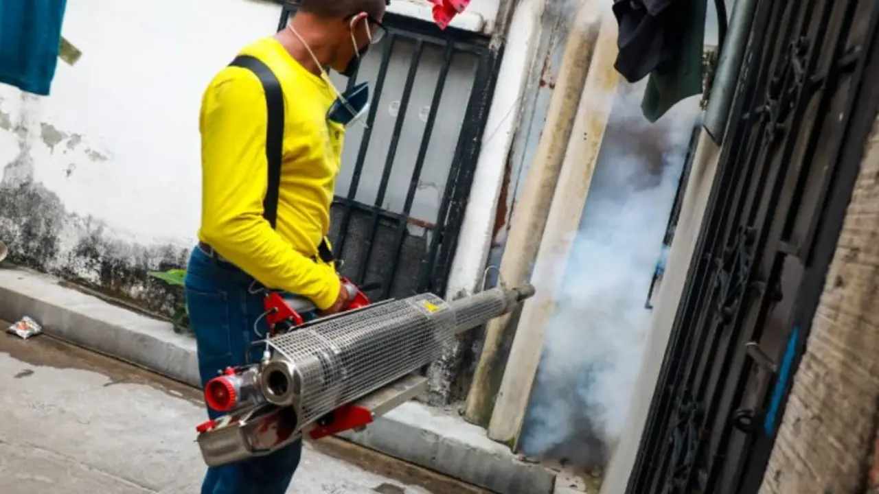 Fumigaci&oacute;n en colonias de San Salvador