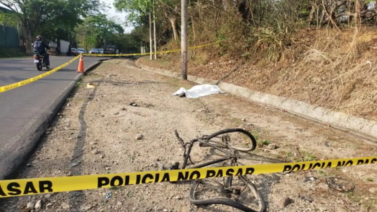 Agricultor muere atropellado en su bicicleta