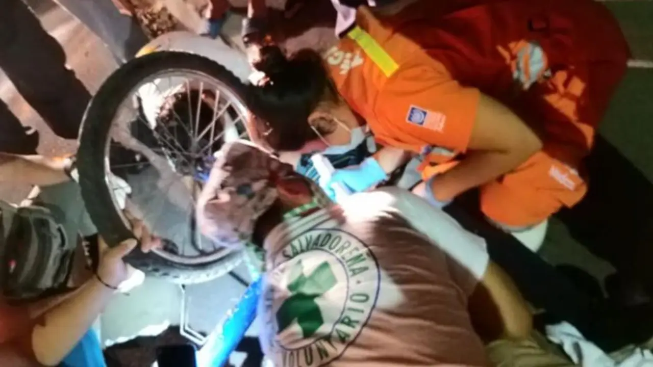 Ni&ntilde;o en bicicleta en Mejicanos