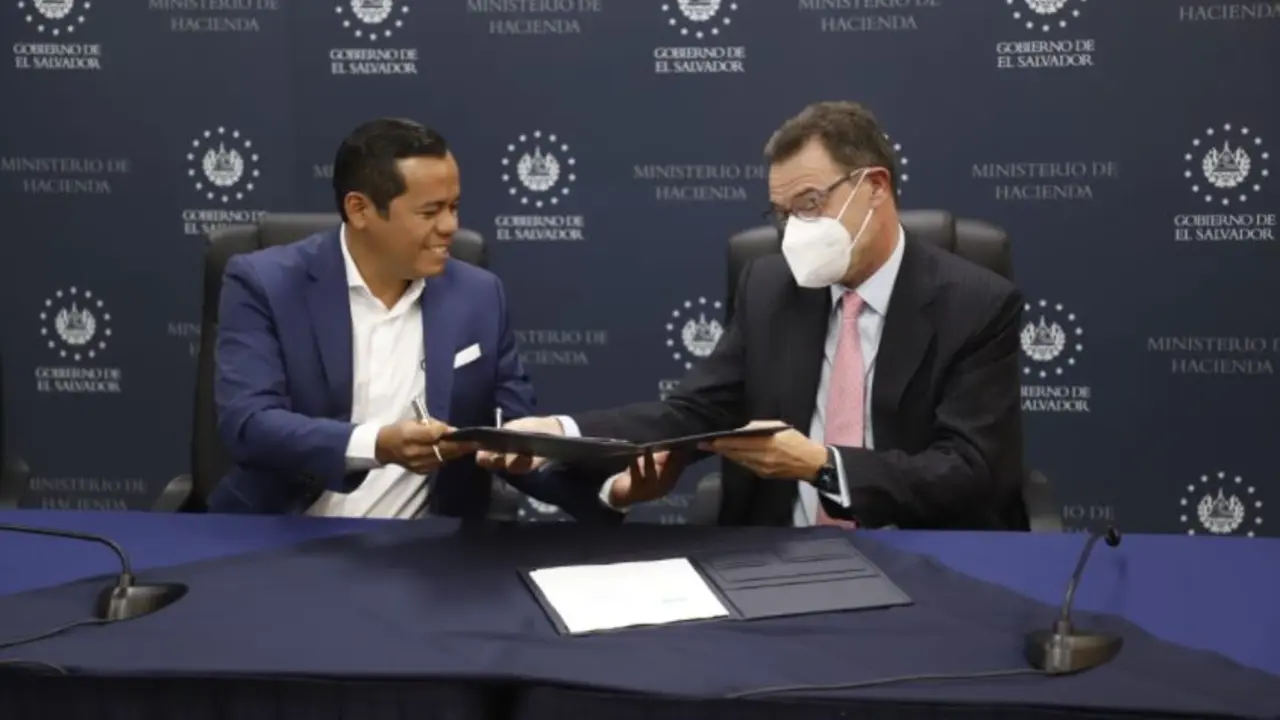 Ministro de Hacienda y representante de Banco Mundial