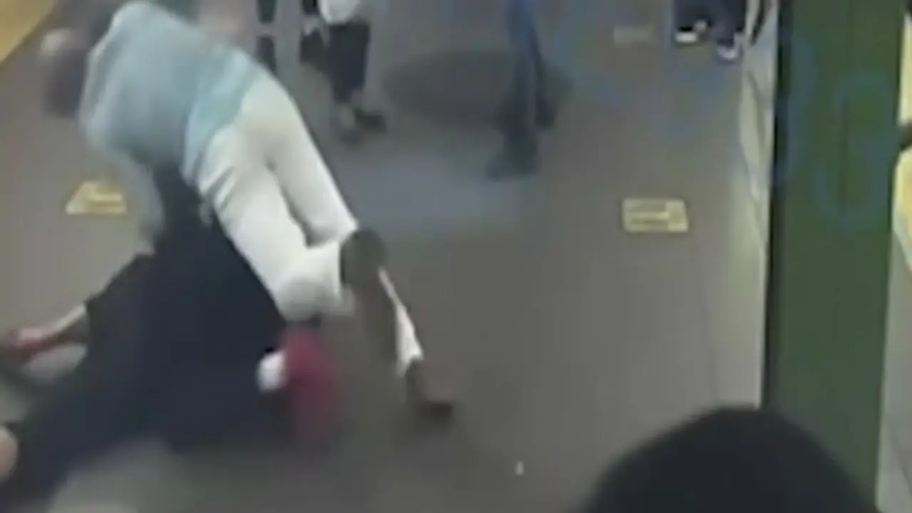 Agresi&oacute;n en metro de NY