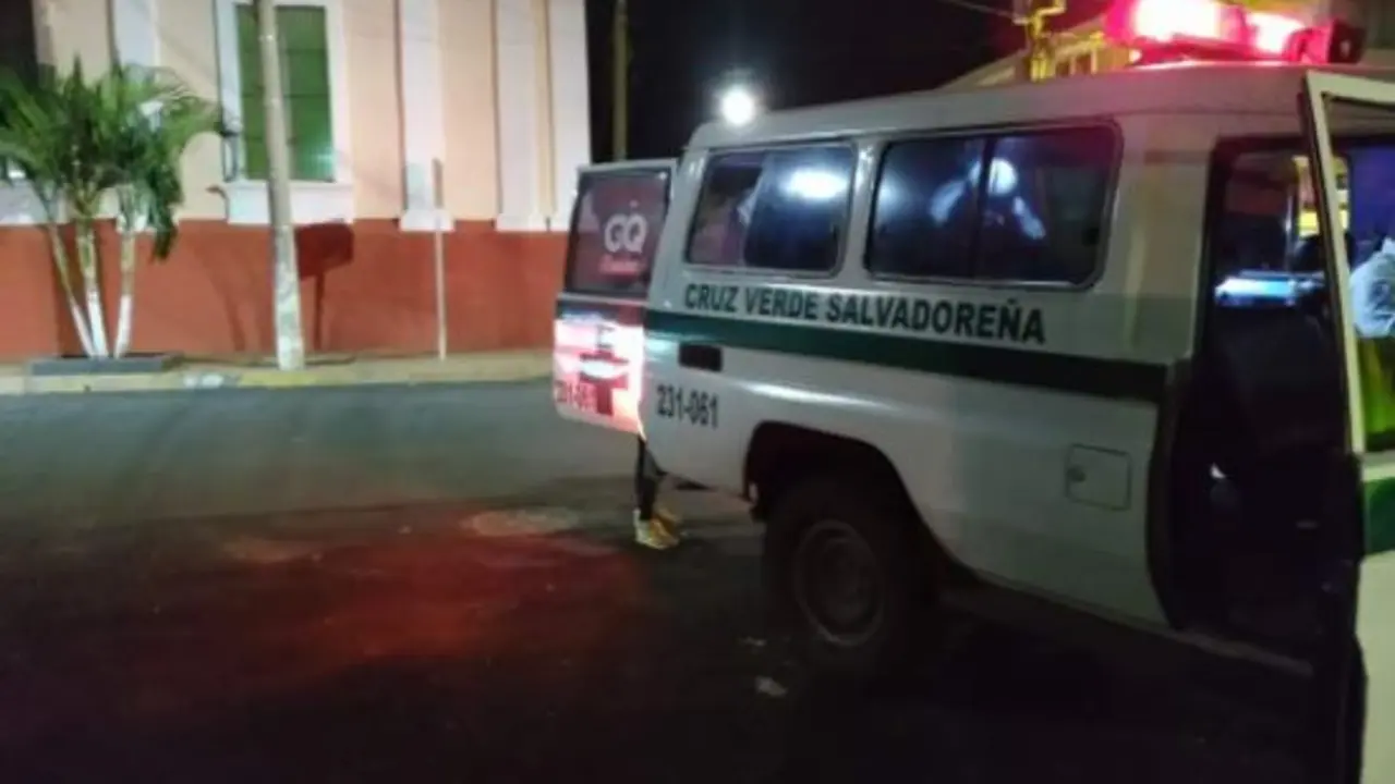 Hombre escapa de asaltantes en Santa Ana