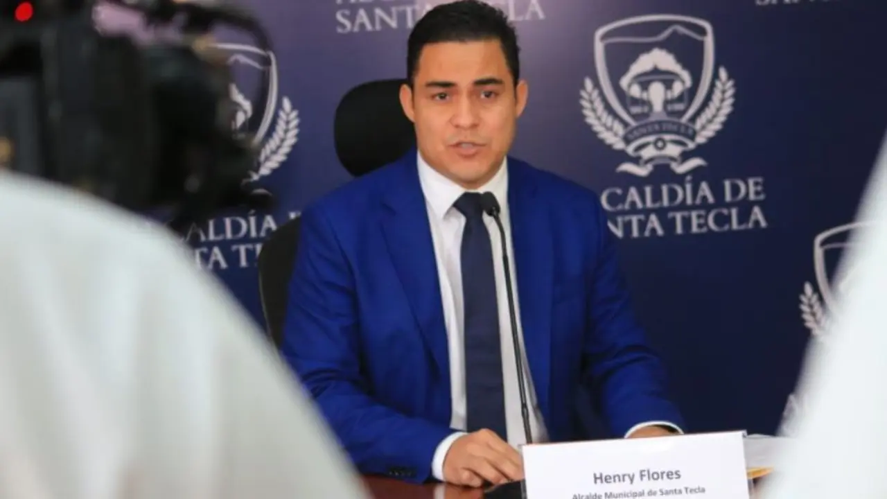 Alcalde  de Santa Tecla Henry Flores