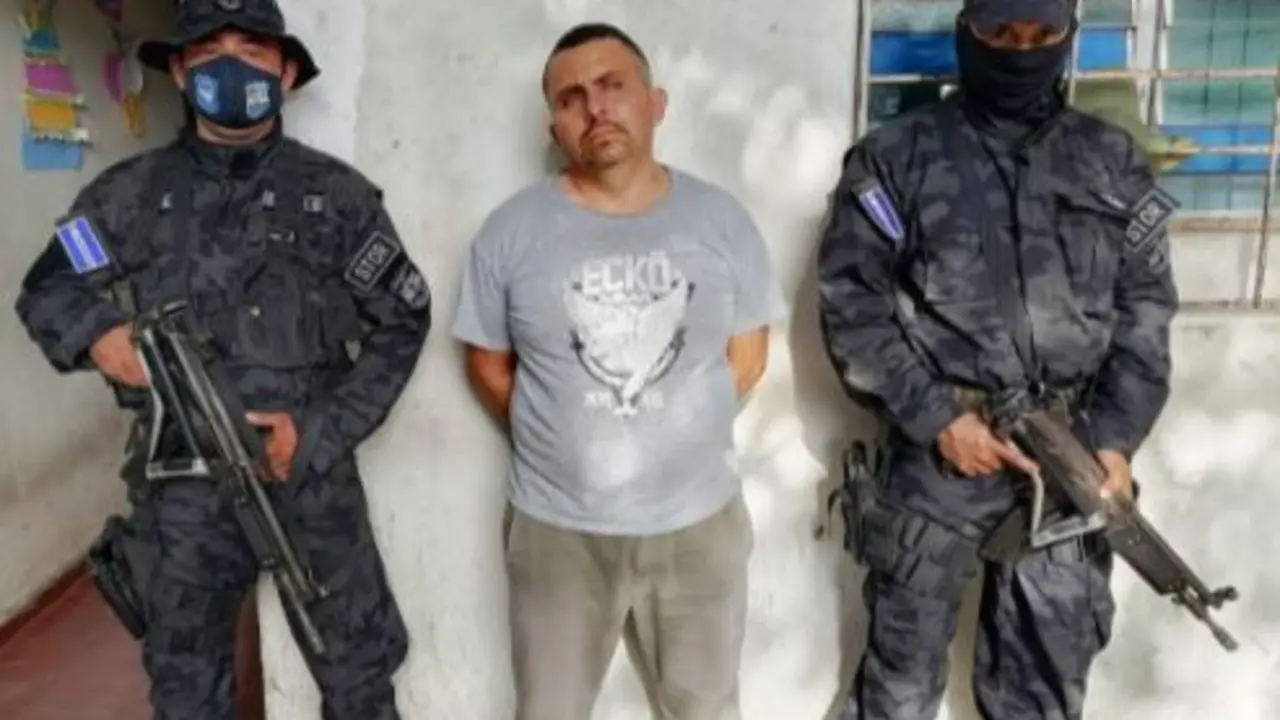 Cinco cargos en Arkansas