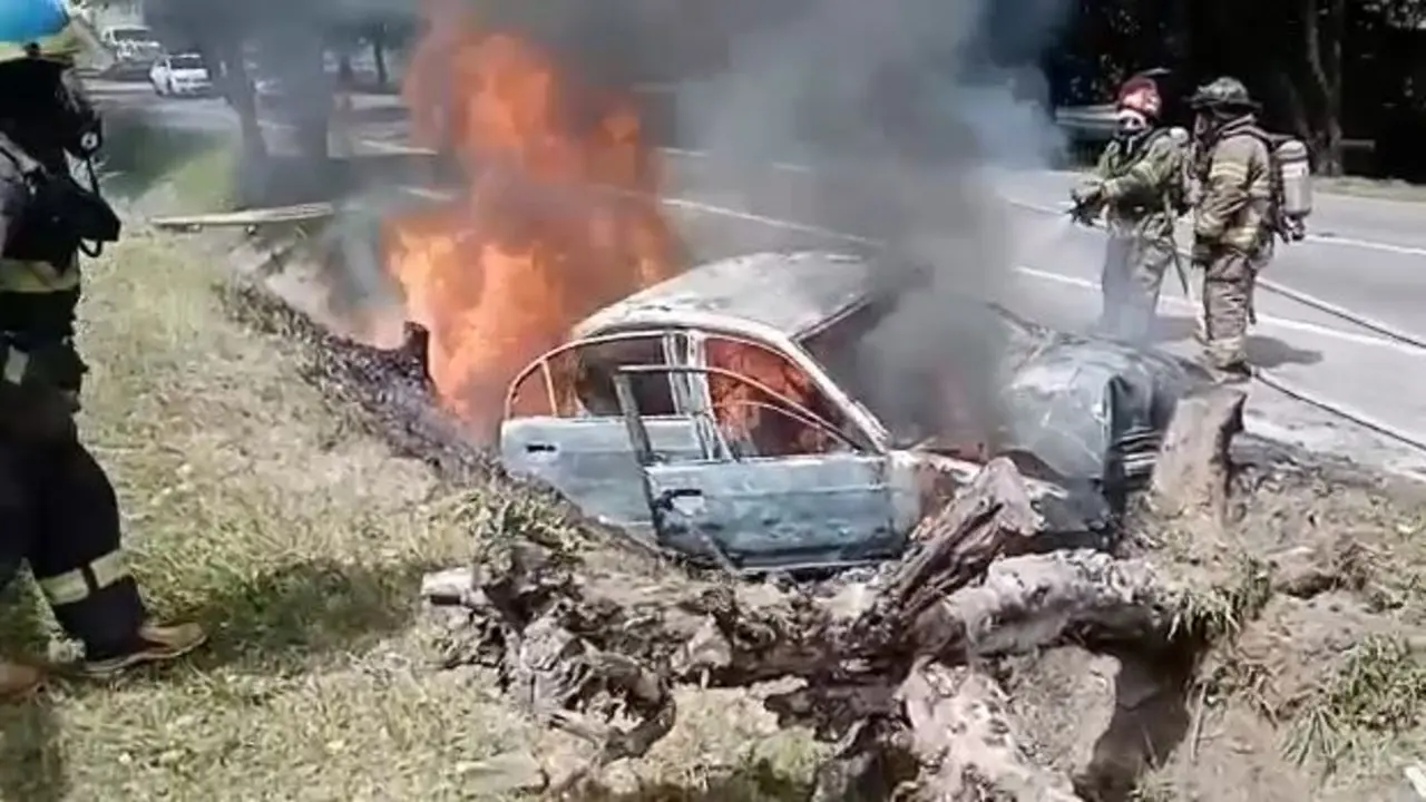 Carro incendiado en Santo Tom&aacute;s