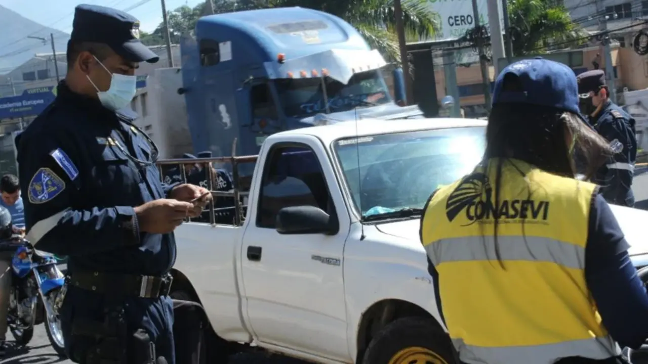 Sancionan a ocho conductores