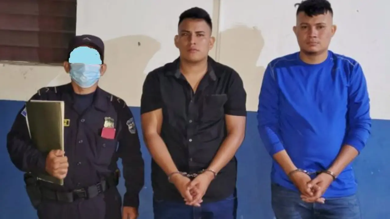 Coyotes con dos mujeres y cuatro ni&ntilde;as