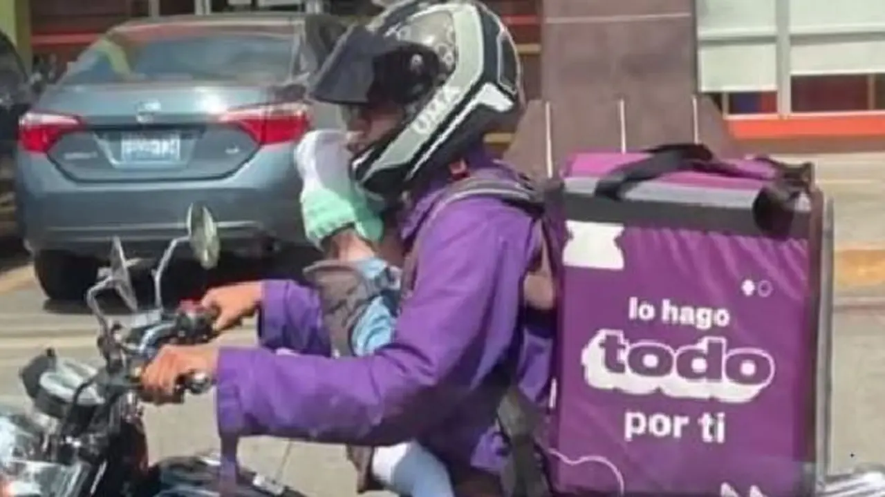 Repartidor con un beb&eacute;