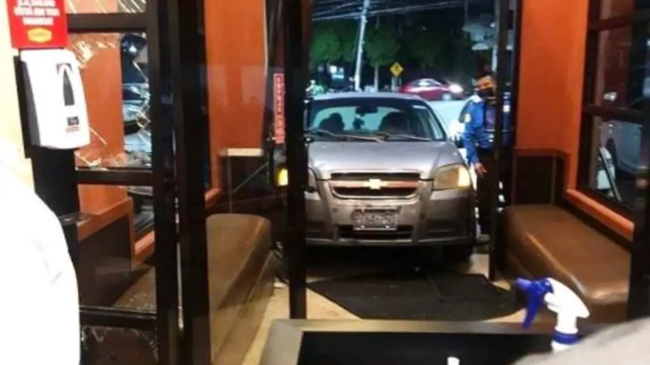 Automovilista se introduce al Dennis