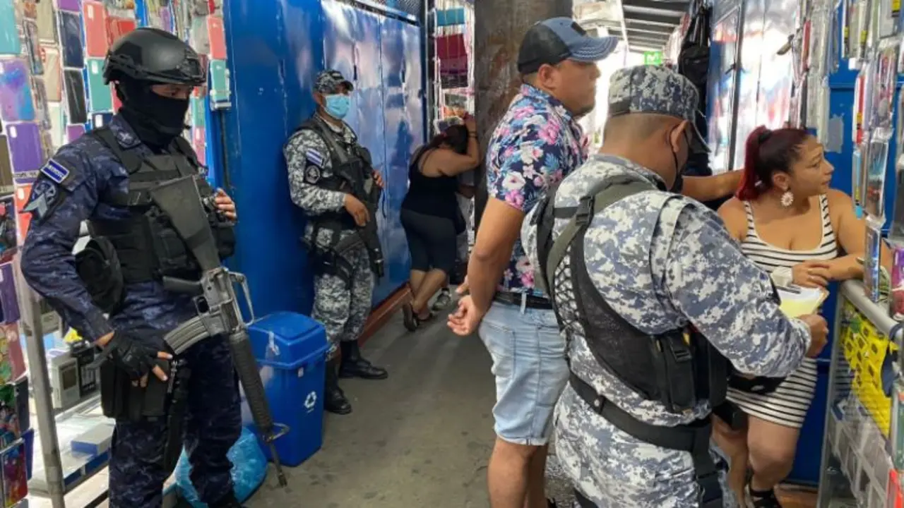 Mujer y hombre detenidos