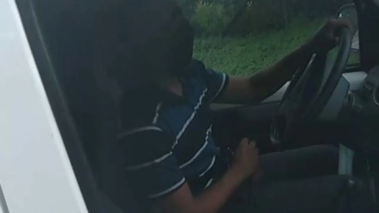 Hombre mostrando su genital a mujer