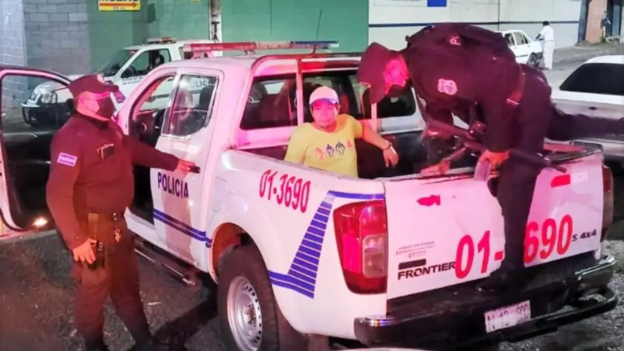 Toc&oacute; los pechos de una mujer