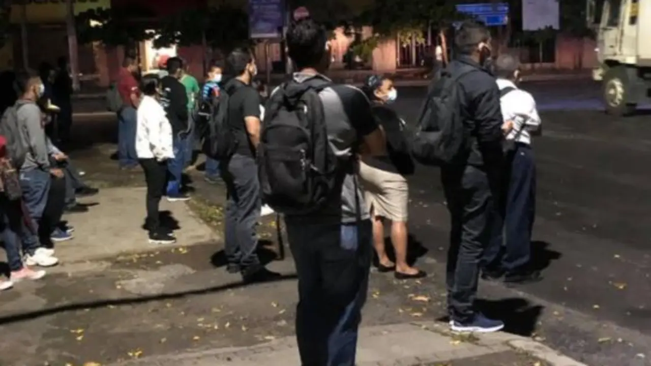 Usuarios afectados por paro de la 102