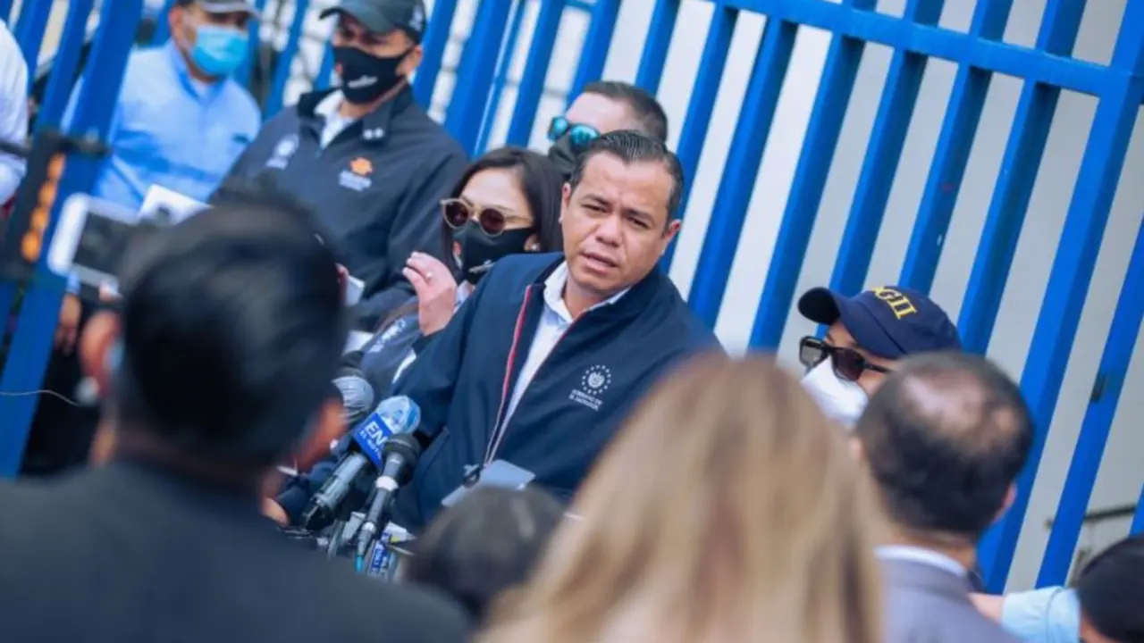 Zelaya y ni&ntilde;a bonita