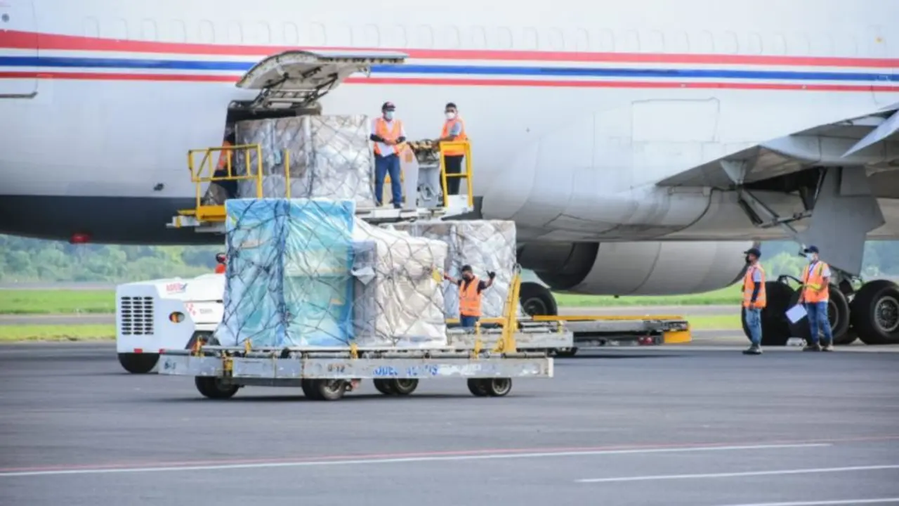 Arriban vacunas de AstraZeneca