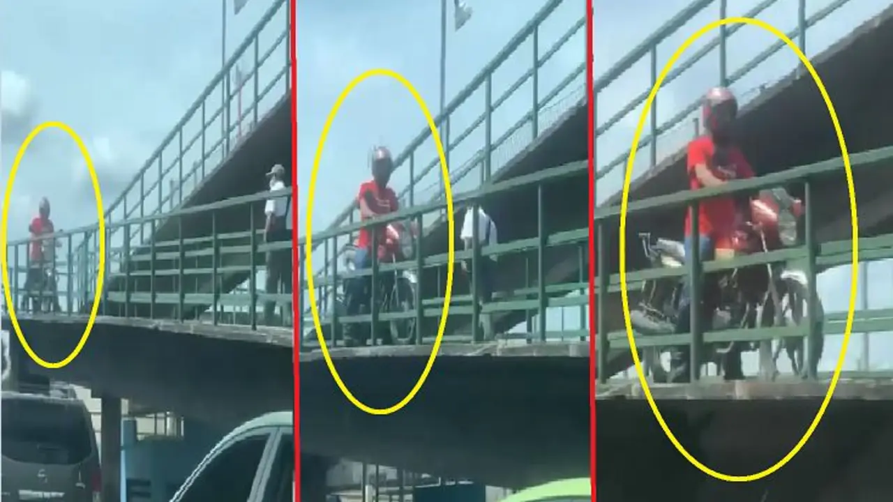 Motociclista en pasarela