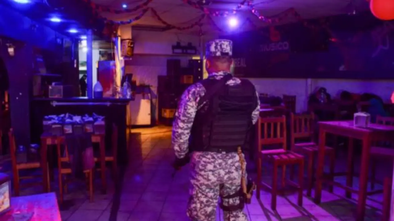 Dos bares de la zona real