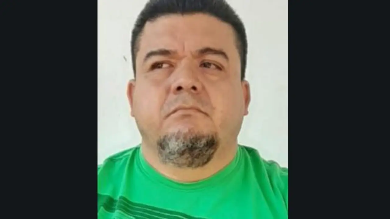 es acusado de cobrar $7,000