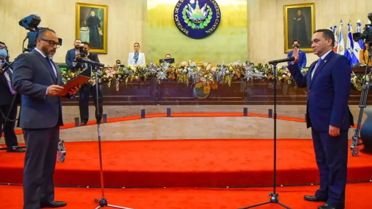 Reeligen y juramentan a Rodolfo Delgado