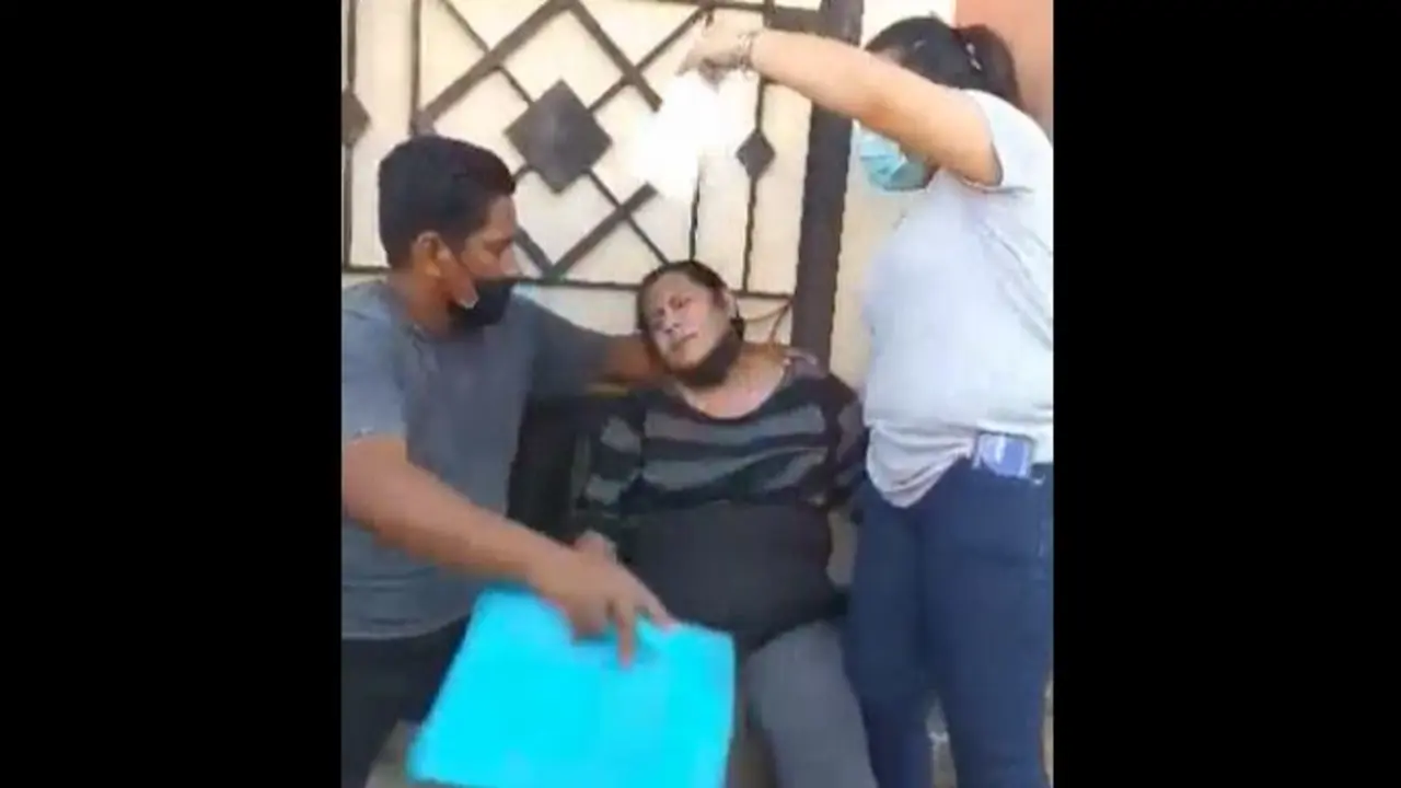 Empleada de Zacatecoluca se desmaya al ser despedida