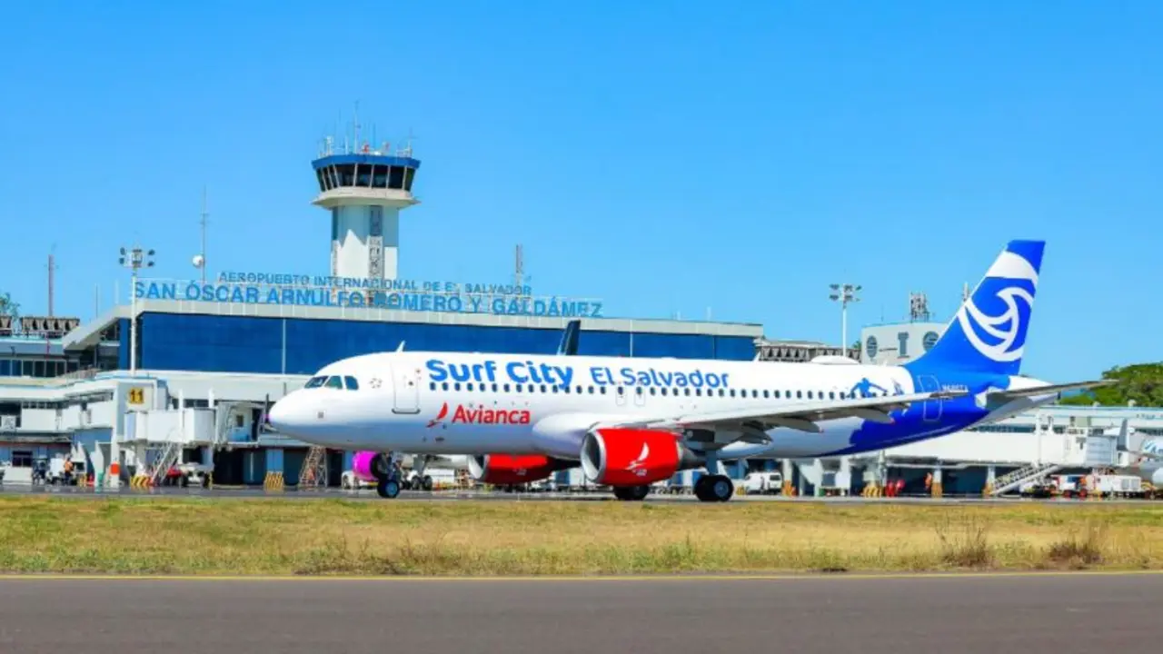 Avi&oacute;n Surf City