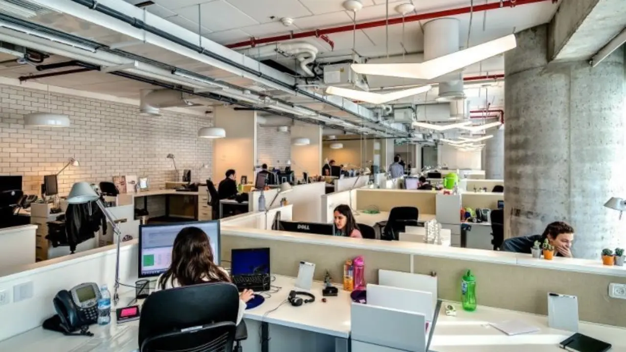 Oficina con pocos empleados