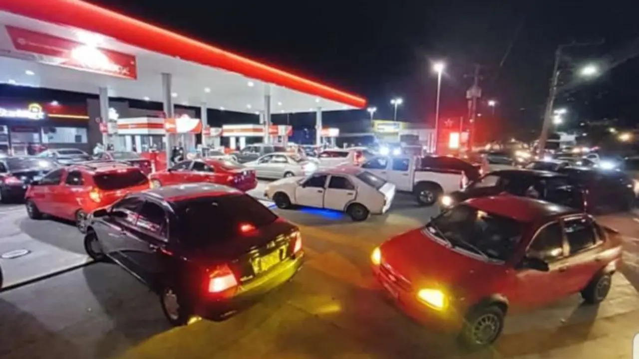 Gasolinera abarrotada