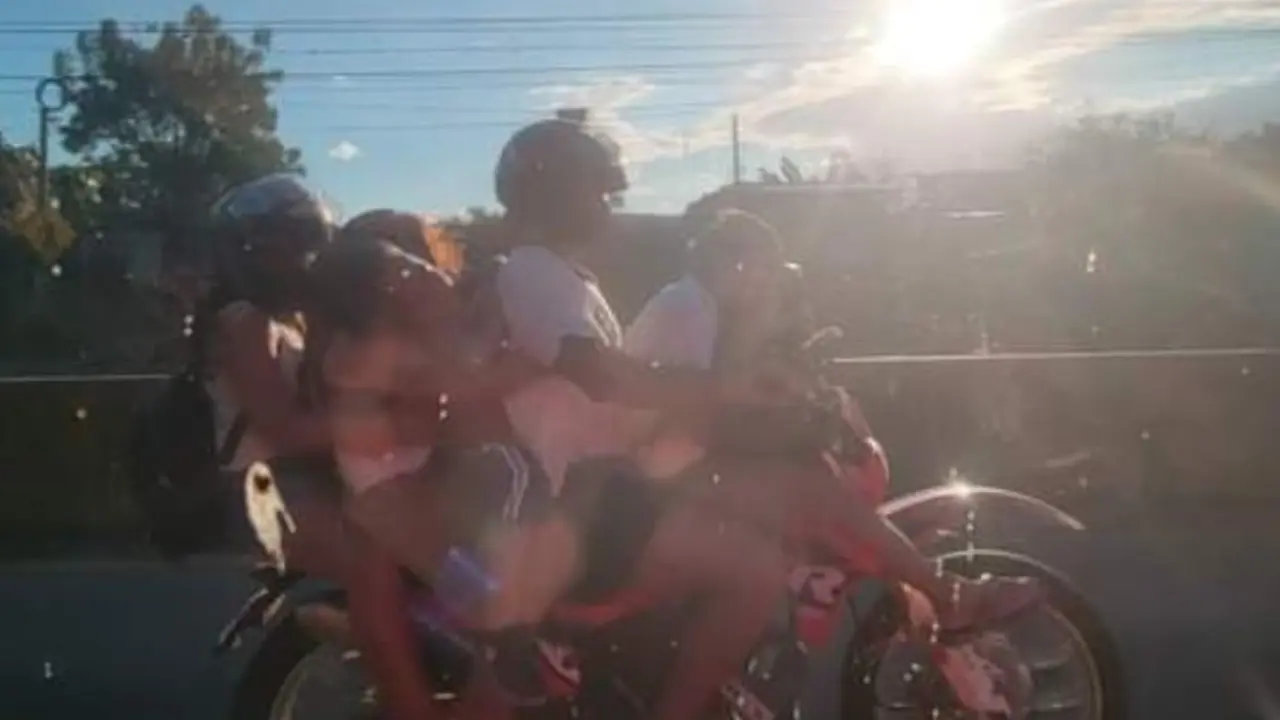 Cinco ocupantes en una motocicleta